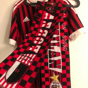 Äkta Milan Tshirt med autograf + halsduk - Äkta Milan matchtröja med Clarence Seedorfs autograf skriven av han själv på baksidan. Halsduk också. Säljer dom båda som paket för 900kr