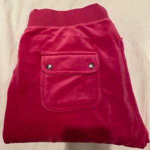Juicy couture  - Rosa juicy couture byxor, knappt använda så super fint skick!! Långa så passar mig som är 175