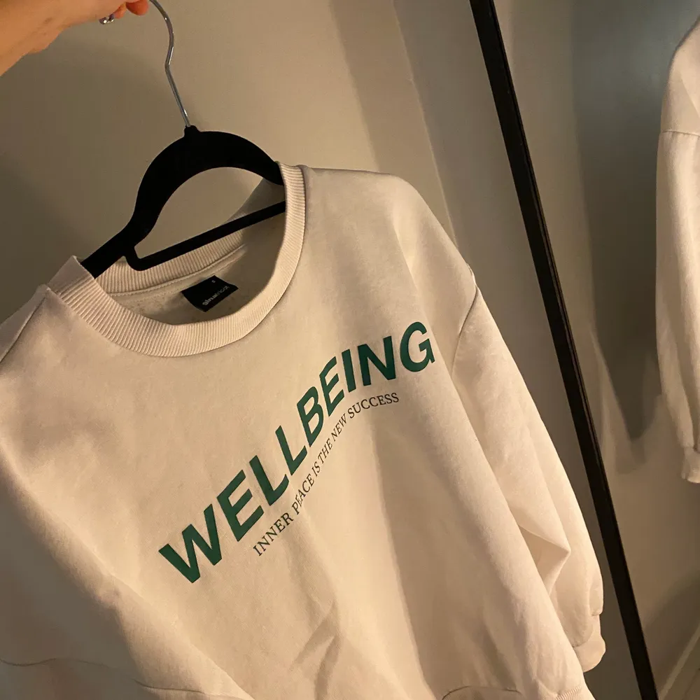vit sweatshirt med grön text från gina tricot💚 frakt tillkommer. Tröjor & Koftor.