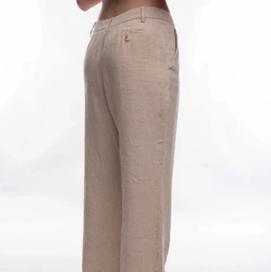 Linnebyxor - Linnebyxor                                                           Storlek: 42L                                                               Pris: 89kr                                                                Skick: Bra Modellen på bilden är 171cm                    För mer bilder och info, skicka DM                    Betalning sker via Swish                                      Kunden betalar frakt