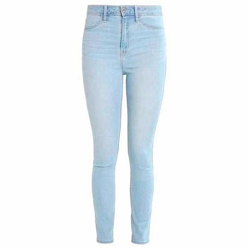 Hollister jeans i skinny fit och light wash. Inköpspris 549kr, säljs för 100kr. Knappt använda.. Jeans & Byxor.