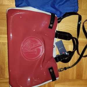 Äkta Armani väska  - Ny, aldrig använd.dust bag o lappen medföljer. Ord pris 2000 kr. 