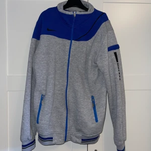 Nike Kofta, Storlek S! - Säljer min Nike kofta från Second Hand eftersom jag inte använder den mer. Storlek S