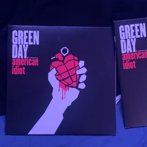 green day american idiot vinyl - green day vinylerna är slut! men jag har en mcr vinly skriv för bild! 