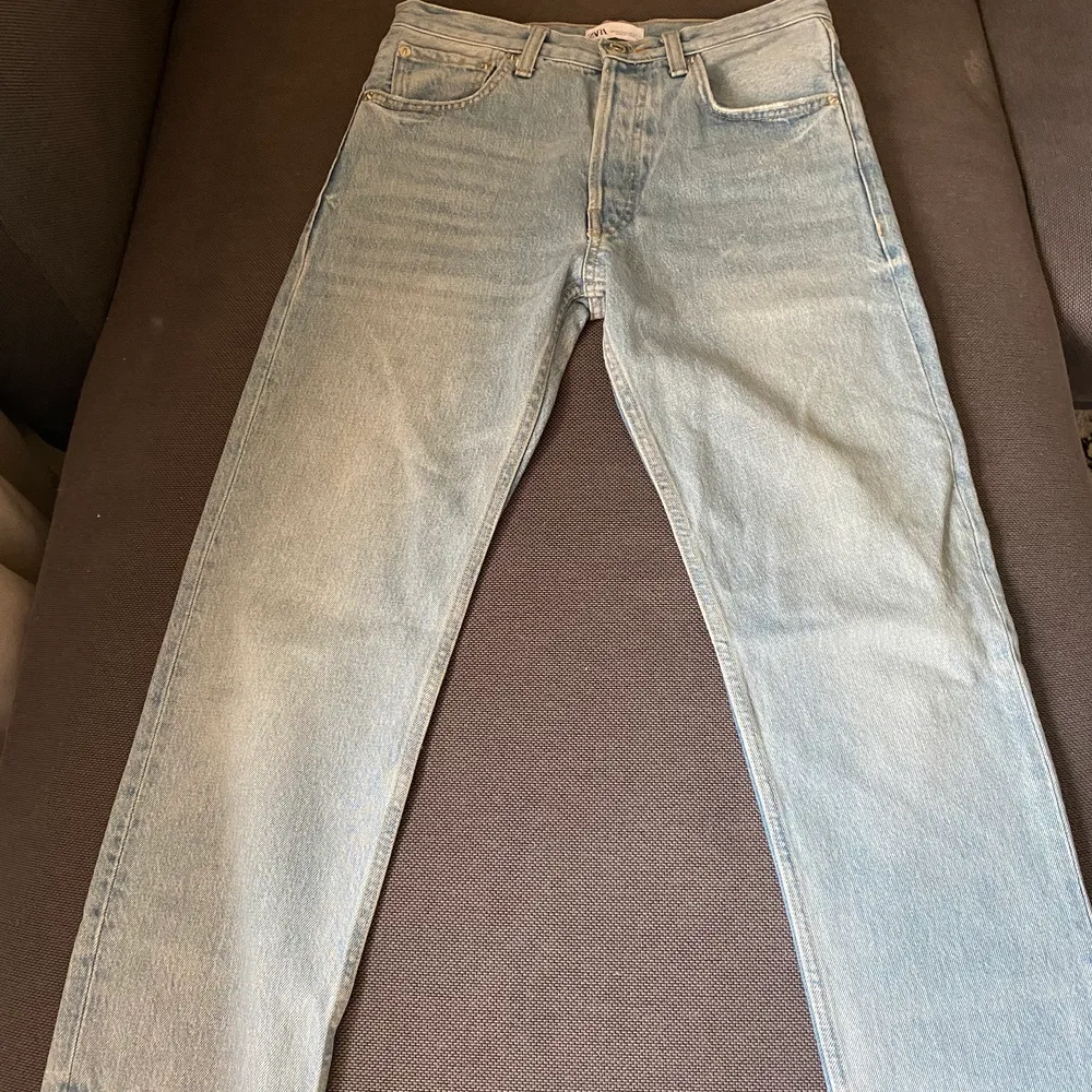 Ett par zara jeans som är ljusblå och passformen är mer åt loose fit hållet. Byxorna är i storlek 34 men passar en 36:a också! . Jeans & Byxor.