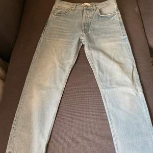 Ett par zara jeans som är ljusblå och passformen är mer åt loose fit hållet. Byxorna är i storlek 34 men passar en 36:a också! 