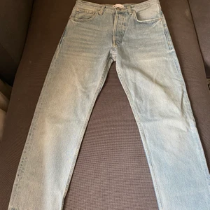 Zara jeans ljusblå  - Ett par zara jeans som är ljusblå och passformen är mer åt loose fit hållet. Byxorna är i storlek 34 men passar en 36:a också! 