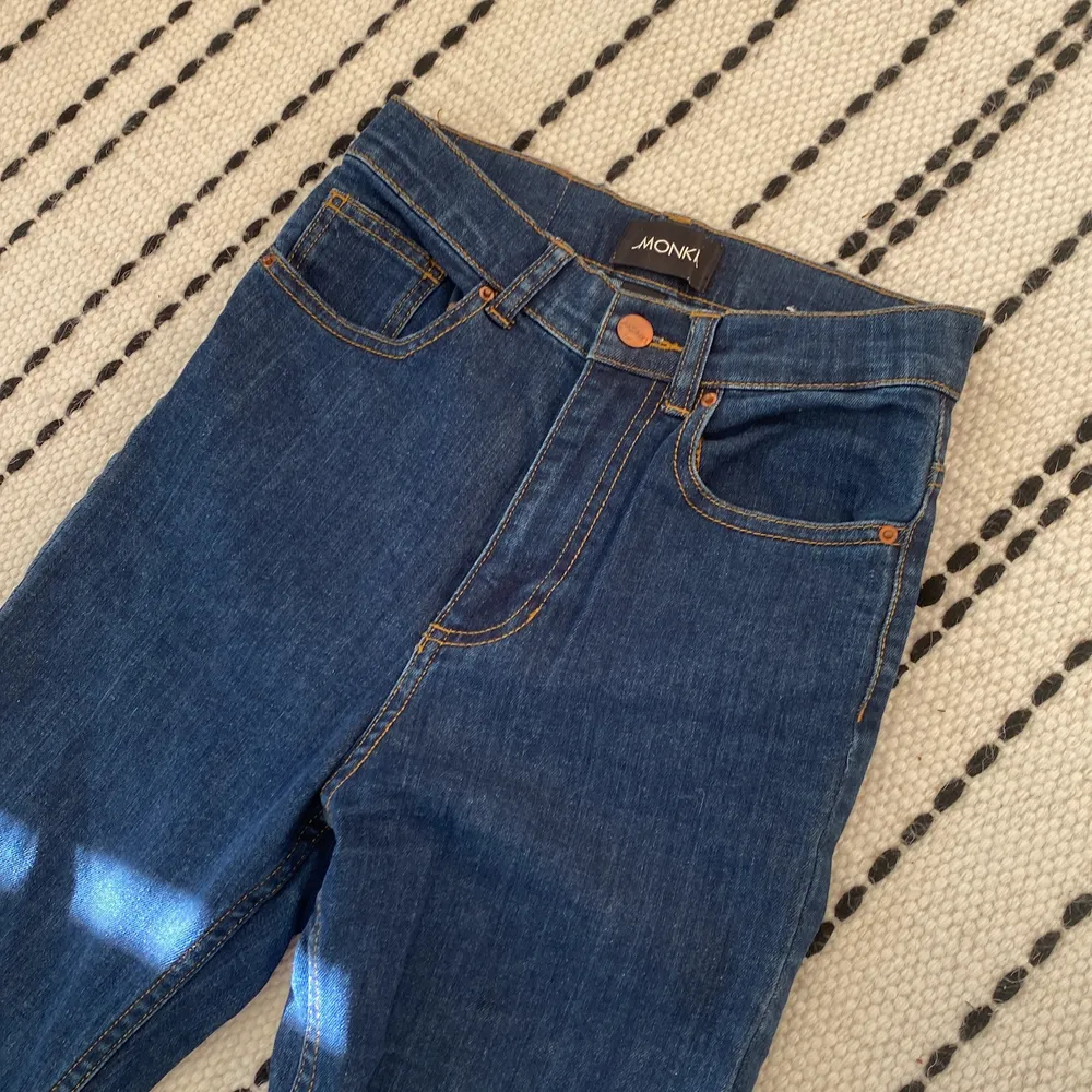 Blå jeans från Monki i modellen Stevie Jeans, i nyskick! . Jeans & Byxor.