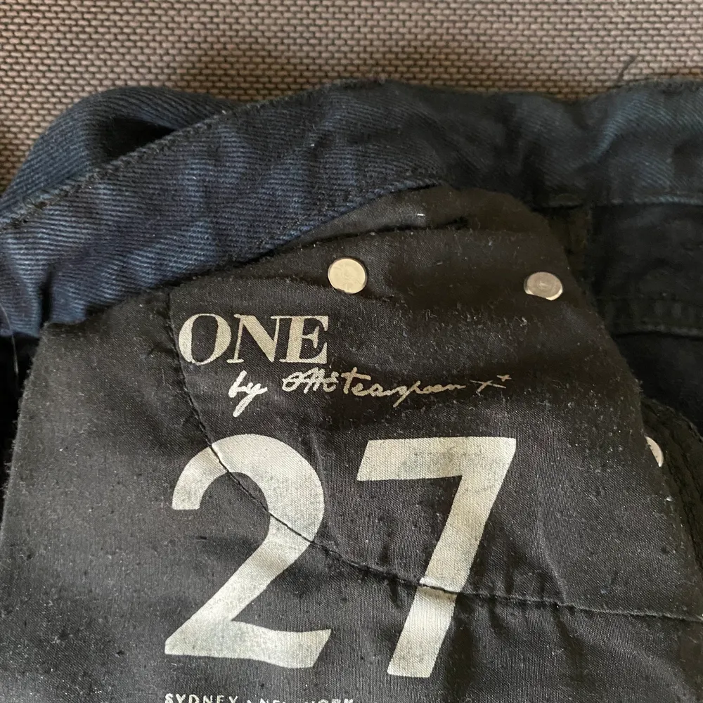 Ett par jeans från märket Oneteaspoon, de är i storlek 27 och har slitningar på låren. Säljer dessa på grund av att jag inte har den stilen längre. Passformen är mer åt loose fit och passar mig som annars har 34/36 . Jeans & Byxor.