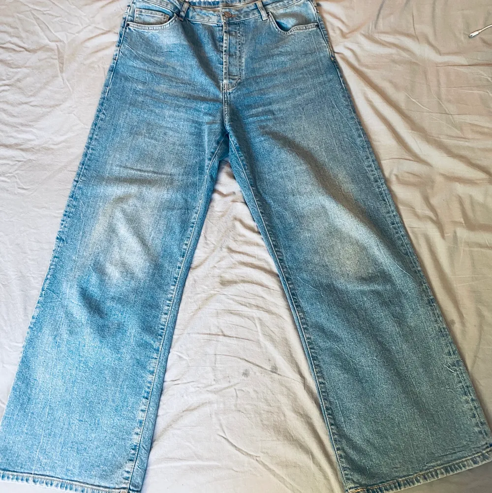 Snygga jeans med vid modell i storlek 32 . Jeans & Byxor.
