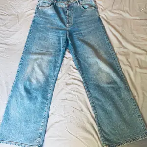 Snygga jeans med vid modell i storlek 32 