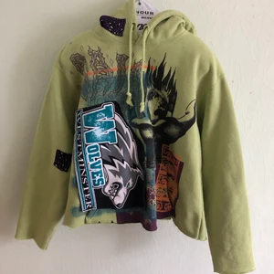 grön hoodie - en oversize OBEY hoodie som är köpt för ca 600kr. jag har gjort om den med färg och tyg från andra plagg, samt klippt den i ärmar. en riktig one of a kind hoodie i mycket god kvalité ;-) plaggets längd är ca 58 cm och ärmar är ca 55cm. fråga gärna för fler bilder, mått osv så hjälper jag gärna till🌟⭐️🕯👼🏻