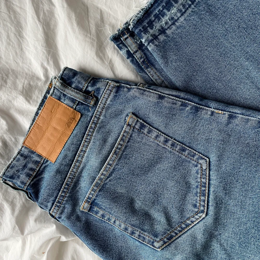 Säljer dessa ascoola ljusblåa jeans från zara i storlek 36 då de tyvärr är för små för mig, sparsamt använda och den enda defekten är vid midjan där det har sytts med symaskin som syns på bilden, syns knappt när de används. 200 kr + frakt! ✨🦕 sista bilden tagen från internet för att se passform bättre. Jeans & Byxor.