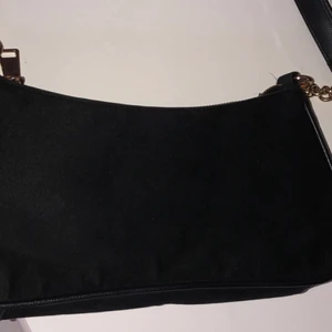 Vet inte  - En fin väska❤️ använt många gånger funkar jätte bra går på frakt 66 kr går också träffas eller nåt 