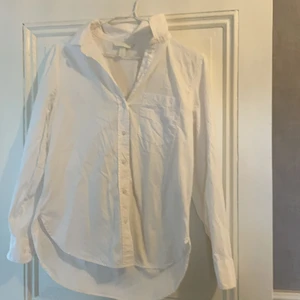 Vit skjorta  - Använd fåtal gånger. Lagom för mig som är M. Samfraktar med övriga annonser.