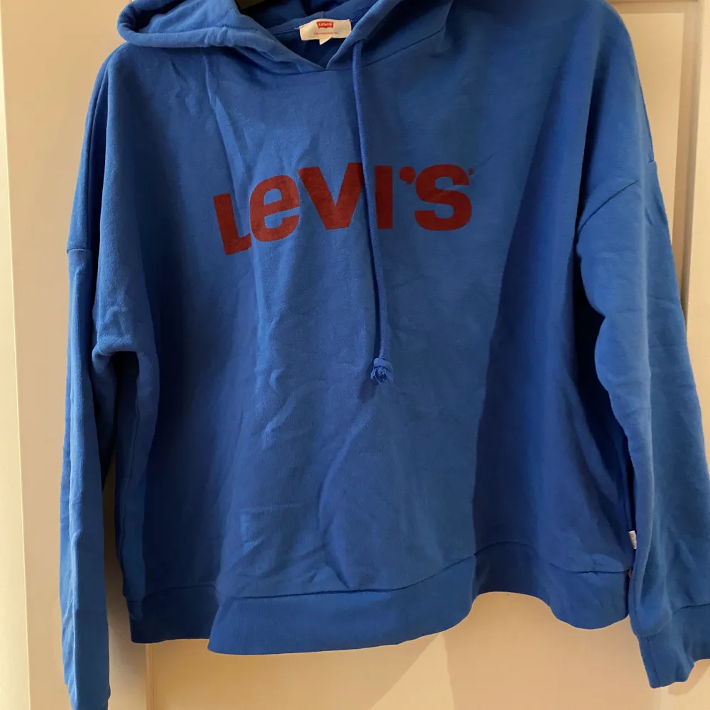 Blå Levis hoodie, knappt använd. Hoodies.