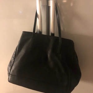 Svart väska  - En svart väska med magnetstägning, bra skick!