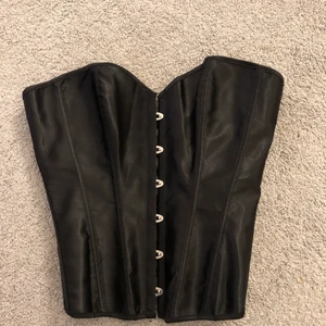 Svart korsett - Superfin oanvänd svart korsett med knytning i ryggen! Tyvärr för stor för mig med mindre byst:( Är en XL men är mer som en M❣️❣️