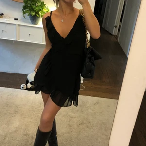 Svart volang klänning - Aldrig kommit till användning! Superfin att både ha som klänning men även att ha en tröja över och ha den som kjol!☺️ Frakt på 48 kr tillkommer!!