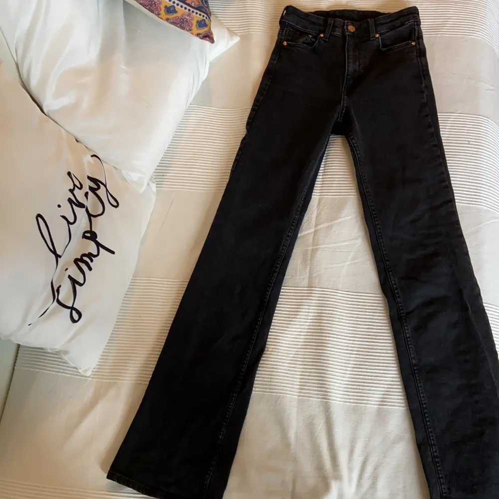 Jeans that fit perfect to your body figure.Almost new and in perfect conditions, they are very small in the waist, I am size 34 and they don’t fit me. Waist 60 cm , ankle withd 21 cm. Jeans & Byxor.