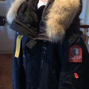 Parajumper Storlek M. Mörkblå  - Säljer nu för nerprutat pris 3000 kronor i butik kostar den runt 10 000. Den är använd runt 10 gånger totalt och har hängt i en garderob sedan vintern 2020.