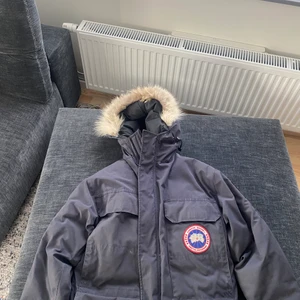 En ny canada goose jacka - Den är i XS fast kan passa en L eller M