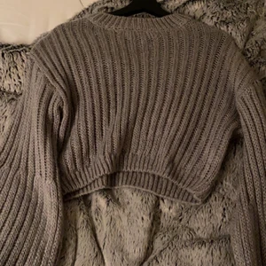 Stickad tröja  - Säljer denna jätte fina stickade tröjan och har vida armar, sitter jätte fint på och är verkligen varm skriv för fler bilder, säljer för 200🤍