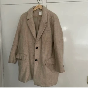 Beige tjock Kavaj/kappa - En beige kappa i modellen av en kavaj i storlek L för en fin oversized fit från hm. Köpt här på plick men den har tyvärr inte kommit till användning av mig, och inga slitage av användning från tidigare ägaren. Skriv för fler frågor eller bilder 💕