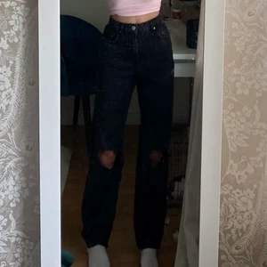 Svarta jeans Gina tricot - Svarta jeans från Gina tricot med hål på knäna. Nyskick. Inköpspris 600kr. 