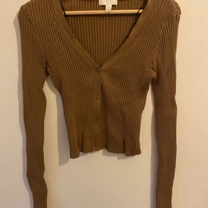 Hm brun topp - Brun topp från hm i stl s. Stretchigt material. Knappt använd och fint skick!🤎
