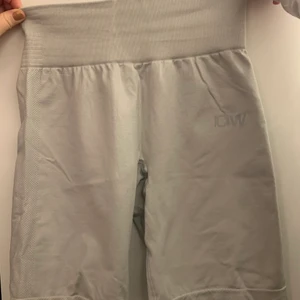 ICIW SHORTS - Likadana som de rosa. Knappt använda, inga defekter eller fläckar. Formar kroppen fint men är tyvärr för små för mig. Nypris 499kr