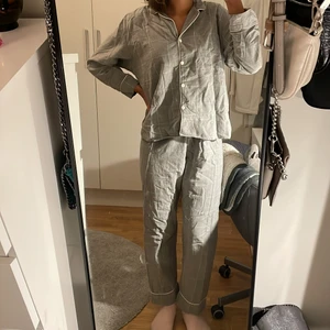 Grå rutig pyjamas  - Grå rutigt pyjamas sett från hm. Tröjan har krage och byxorna går att knyta. Använd några gånger. Är 166cm. Köparen står för frakten💕