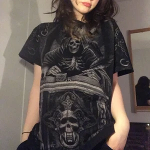 Svart T-shirt med olika tryck - Köpte secondhand, aldrig kommit till användning, XL men jag är XS och passar bra! Lite baggy bara, ganska korta ärmar och skicket är i topp!<33