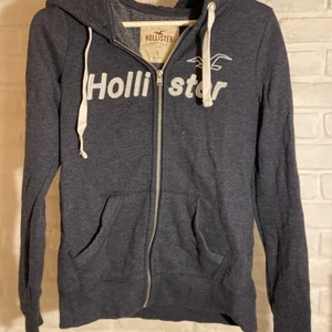 Mörkblå hollister huvtröja  - Mörkblå huvtröja från hollister med vita detaljer 