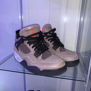 Säljer blandade Jordans - NYC to Paris cond 7/10 Size US12, Court Purple cond 8,5/10 Size US12, Taupe Haze cond 9,5/10 Size US11,5