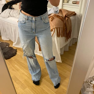 Zara jeans - Jeans från zara med slitningar på knäna, storlek 40. Säljer pga använder ej. Använda ett fåtal gånger!