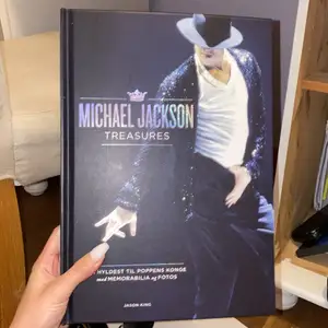 En mycket fin & orörd Michael Jackson fan bok med massor utav överraskningar inuti ☺️ texten är på danska
