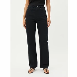 Weekday jeans  - Helt oanvända svarta jeans från Weekday! Säljs då de är för små… Storleken är W27 och L30 och modellen är rowe. Som sagt aldrig använda!🖤👖 250kr + frakt (ordinarie pris 500kr)