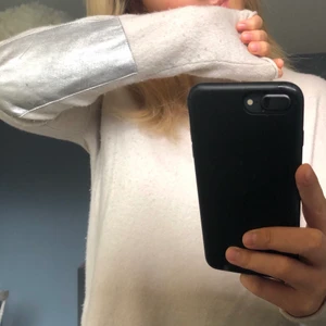 Kashmir ljusbeige tröja   - Fin tröja från Spectator i 100% Kashmir, så skön❤️❤️ Båda ärmarna är silvriga över armbågarna, storlek L men ganska liten och inte lös i passformen över t.ex armarna