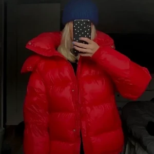 Röd jacka  - INTRESSEKOLL!! 🤩 På min fina röda bikbok jacka i stl M, sitter snyggt oversized❣️❣️ buda privat till mig (endas om du är säker på att du vill köpa) 