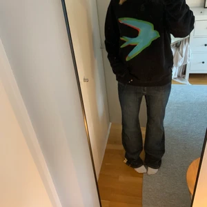 Jeans  - Trendiga jeans från Esprite, i storlek 44. Jag är 175 cm. Köparen står för frakten. ❤️