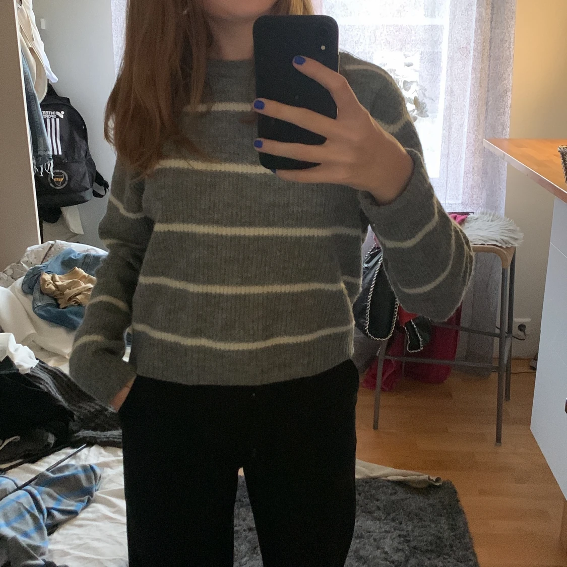 Grå, randig stickad tröja