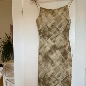 Tie dye klänning från humana  - Tie dye knälång klänning från humana, inköpt i somras och använd endast 1 gång. Axelbanden är lite insydda men går att sprätta upp. Sitter ganska straight. Storlek s, men kan passa xs. Nypris 250kr. 