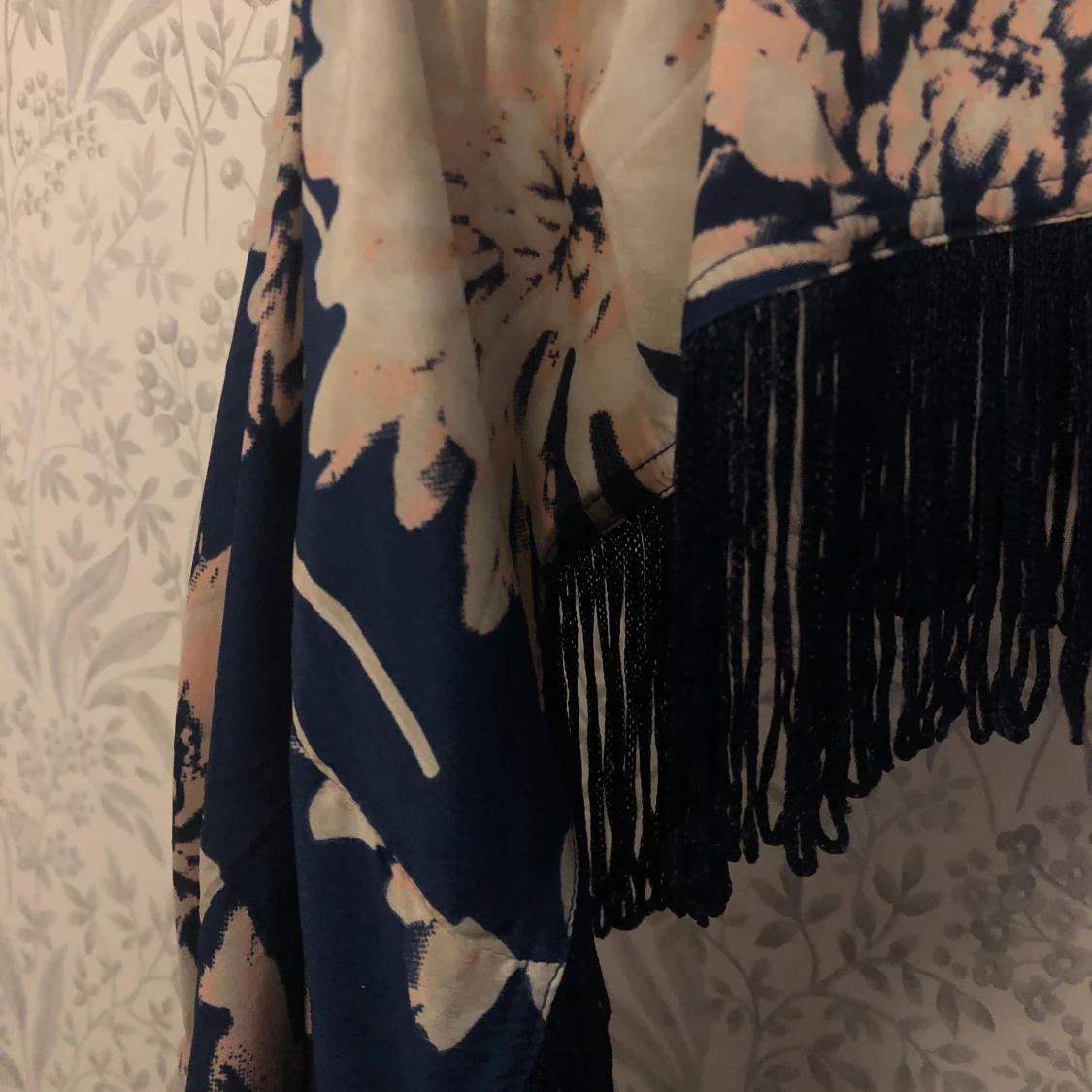 Blommig kimono med vacker fransrad - 91