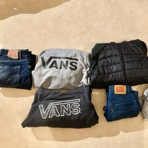 Märkeskläder - Storlek 158-164 2 St Vans Hoodies 200 Kr St.           2 St Guees Tshirt 150 Kr St Båda Storlek S.          Everest Jacka 158-164 400 Kr.                                     2 St Levis Jeans 300 Kr St Båda Storlek S.            ASSC T-Shirt 200 Kr Storlek S.                               Levis T-Shirt 100 Kr Storlek S.