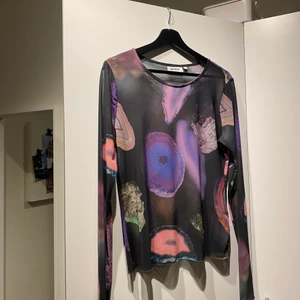 Meshtopp från Weekday - 💜 Använd 1-2 gånger bara. Passar fint även på de med mindre storlek än L. Frakt eller mötas i Örebro 