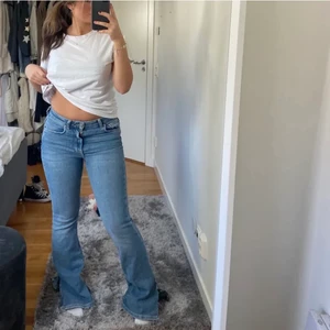 Mid rise - Jag säljer dessa byxor jag köpte härifrån plick då dom var för långa för mig, jätte fina och ny skick! Lånade bilder