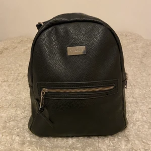 liten ryggsäck - en mini-ryggsäck från pull&bear. höjd: 27 cm. bredd: 25 cm. djup: 12 cm