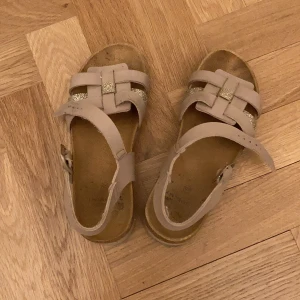 Sandaler - Fina sommarskor som jag hade i en sommar men som är för små nu. Dem är rosa och har lite guld på, det är inte så bra ljus på bilden. Priset kan diskuteras