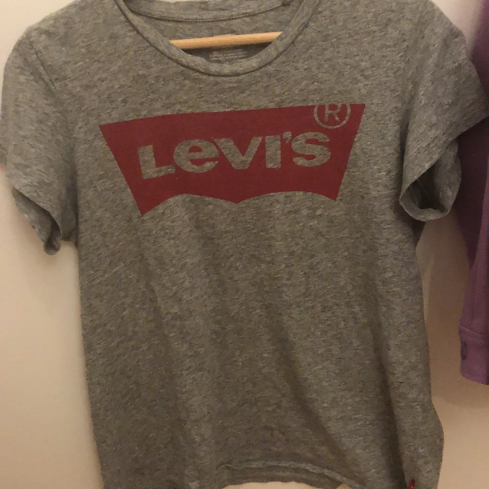 En grå Levis t-shirt, passar med allt. Köpte den för ca 2,5 år sedan. Inga defekter alls. Köparen står för frakt om inte original pris är 299kr. T-shirts.